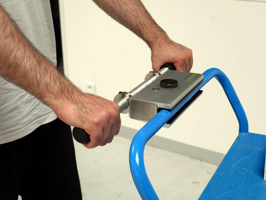 Mango universal para una fijación facilitada sobre carretillas