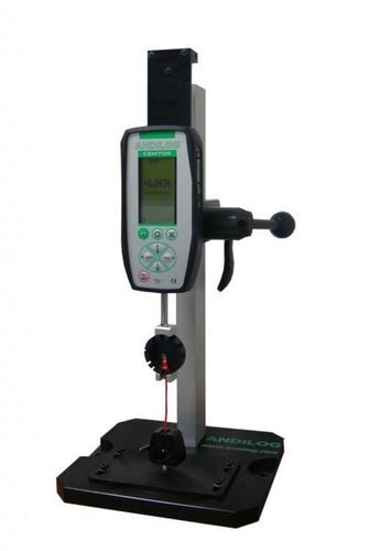 Control manual de la resistencia de engastes y terminales de cables en tracción